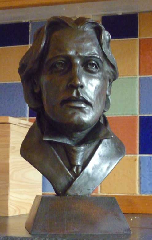 Bust sculpture of Oscar Wilde