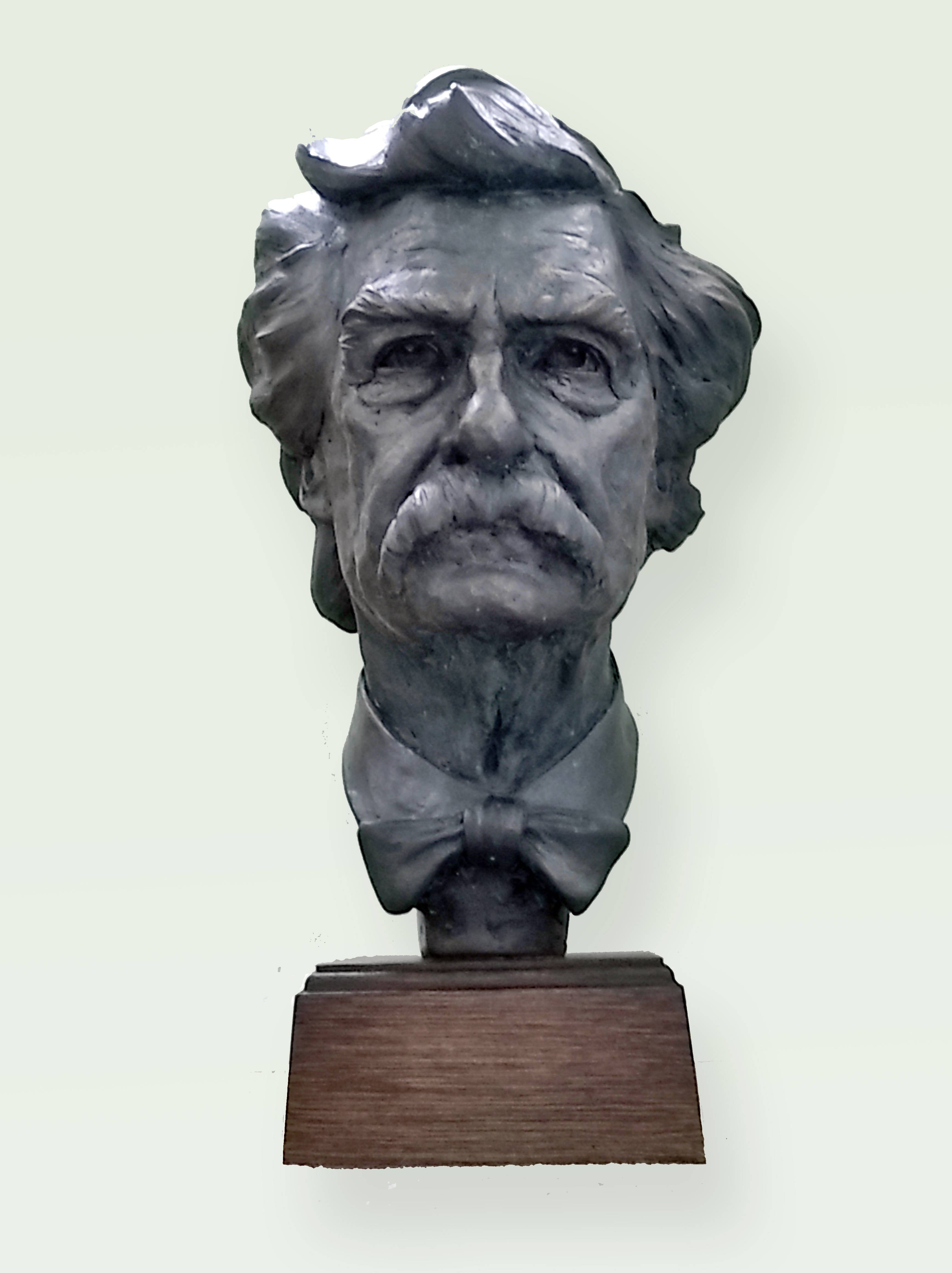 Bust of Mark Twain in resin bronze.